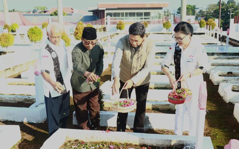 Kakanwil memimpin penghormatan kepada para pahlawan yang dilanjutkan dengan peletakan karangan bunga dan prosesi tabur bunga di pusara pahlawan