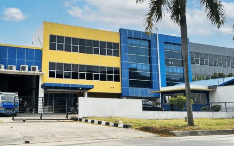 Jenis dan Kegunaan Industrial Door dan Dock Leveler dalam Industri