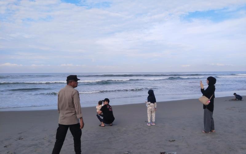 Polisi Pantau Aktivitas Wisatawan di Pantai Panjang, Situasi Aman dan Kondusif