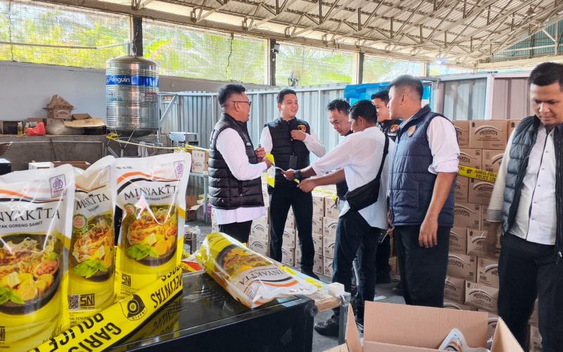 Polda Bengkulu Geledah Dan Sita Ribuan Dus Minyak Kita Oplosan 