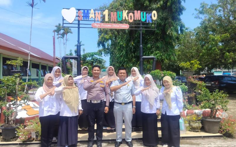 Penanggung Jawab Jasa Raharja Mukomuko Lakukan Sosialisasi Kepada Tenaga Pendidik