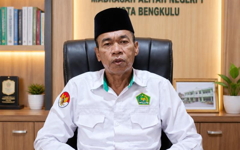 Kepala Madrasah Aliyah Negeri (MAN) 1 Kota Bengkulu, Dr. Hendri Kuswiran, M.Pd., 