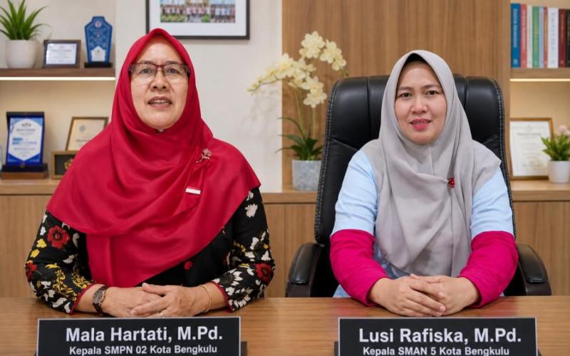 Kepala Sekolah SMP Negeri 02 Kota Bengkulu Mala Hartati, M.Pd bersama Kepala Sekolah SMA Negeri 5 Kota Bengkulu Lusi Rafiska, M.Pd