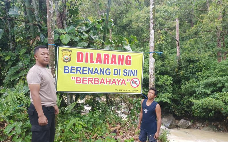 Polsek Lebong Utara Pasang Spanduk Himbauan di Sungai Tik Maceak, Cegah Kejadian Serupa Terulang