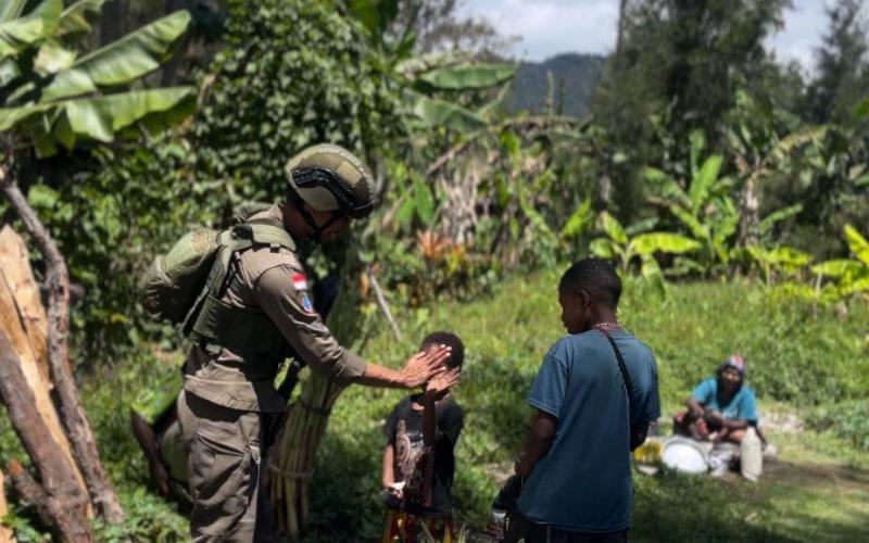 Sentuhan Humanis dan Patroli Dialogis, Satgas Damai Cartenz Hadir Jaga Keamanan di Sinak