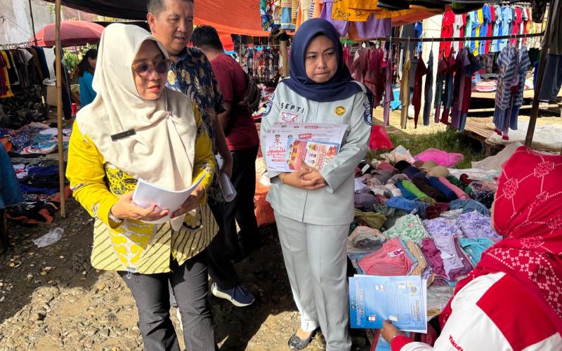 Tim Pembina Samsat Bengkulu Tengah Sosialisasikan Program Pemutihan Pajak di Pasar Taba Penanjung