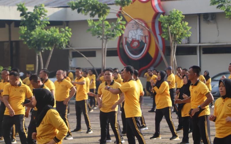 Polda Bengkulu melaksanakan kegiatan olahraga pagi berupa senam bersama yang digelar di Lapangan Anton Soejarwo Polda Bengkulu