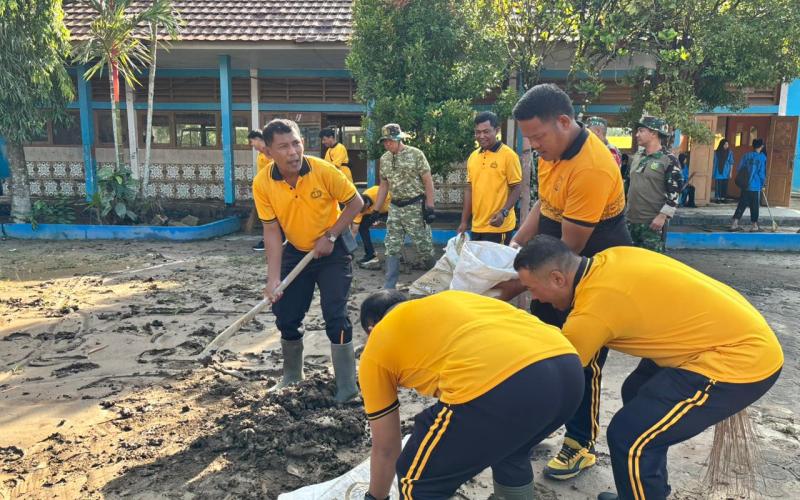 Polres Lebong Bersama Forkopimda Gelar Gerakan Indonesia Asri, Bersihkan SMPN 05 Lebong Pascabanjir