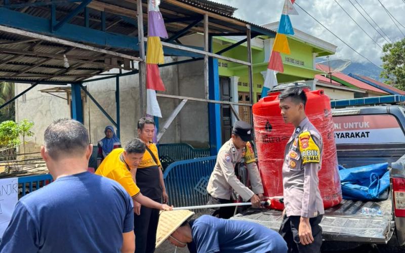 Polsek Lebong Tengah Salurkan 12 Ton Air Bersih untuk Warga Terdampak Banjir
