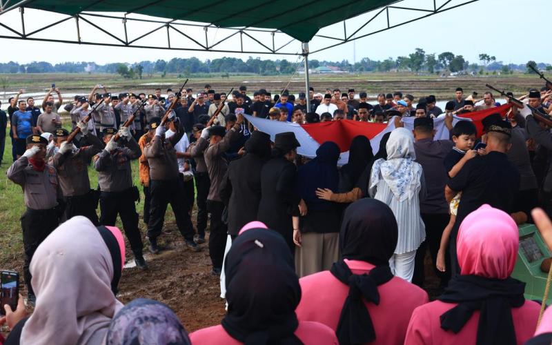Kapolda Hadiri Upacara Pemakaman Bripka Anumerta Arya Supena yang Gugur Dalam Tugas
