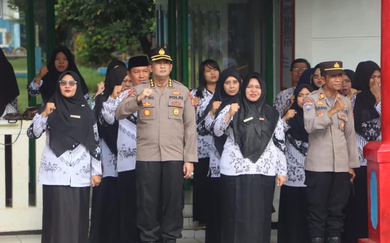 Polda Bengkulu Turunkan Pejabat Utama Jadi Pembina Upacara di Sekolah