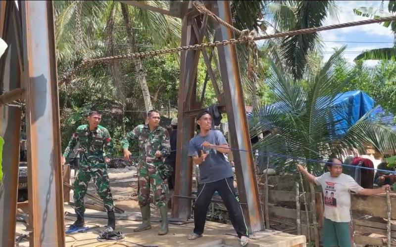 Sinergi TNI dan Rakyat: Pembangunan Jembatan Gantung Pagaruyung Masuki Tahap Krusial