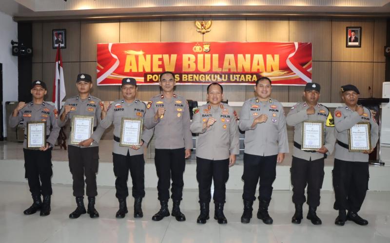  Kapolres Bengkulu Utara Apresiasi 5 Personel Melalui Penghargaan  