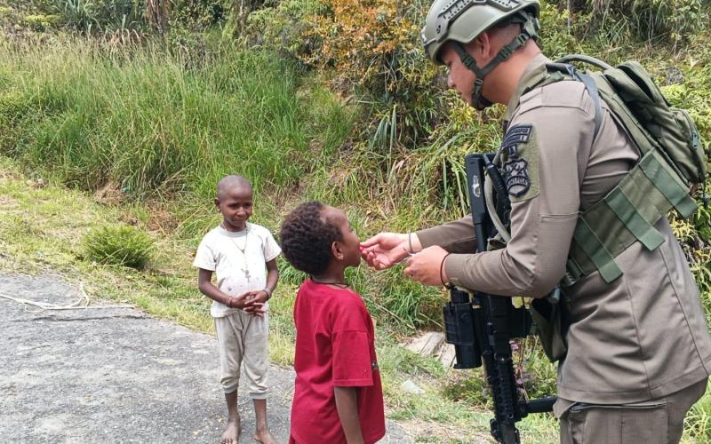 Patroli Humanis Satgas Damai Cartenz di Sugapa, Wujudkan Rasa Aman bagi Masyarakat