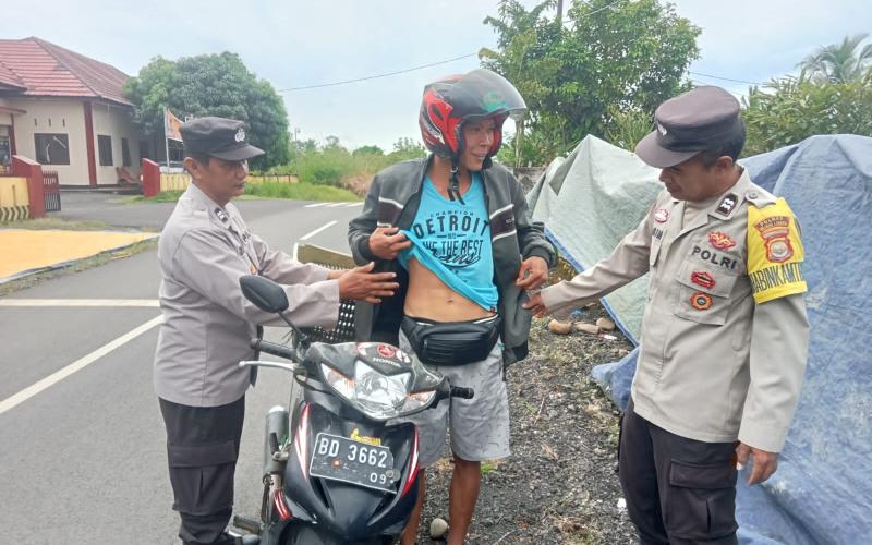 Personel Polres Rejang Lebong  melaksanakan kegiatan pemeriksaan senjata tajam (sajam) dan senjata api 