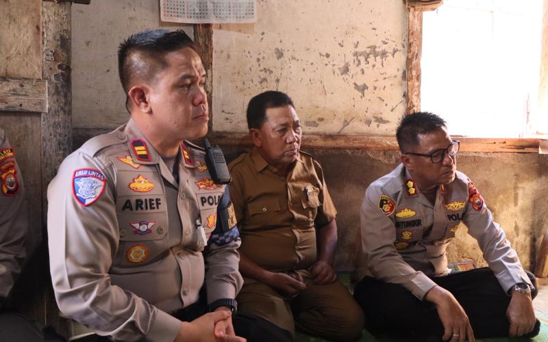 Kapolres Rejang Lebong Salurkan Bantuan Sosial untuk Keluarga Sakit Menahun di Curup Utara