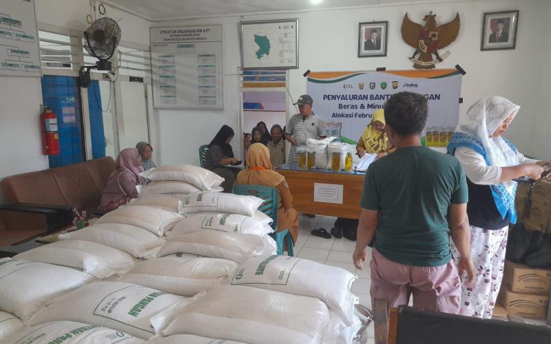 Personel Polsek Teluk Segara Polresta Bengkulu melaksanakan monitoring kegiatan penyaluran bantuan pangan 