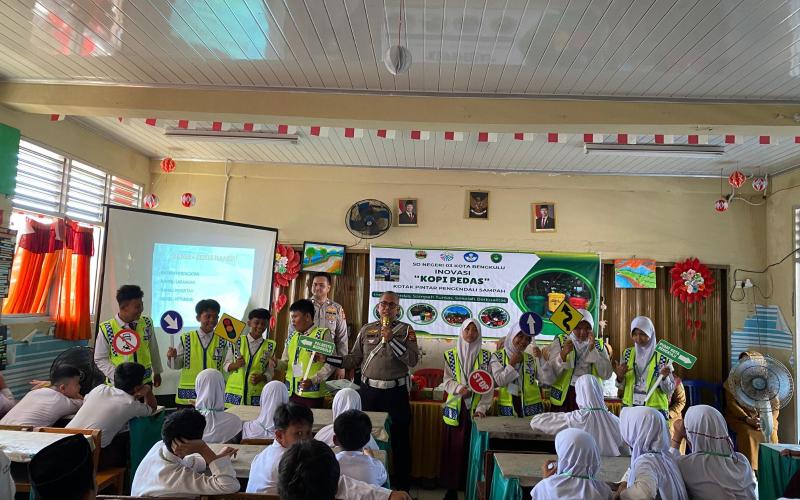 Personel Unit Kamsel Satlantas Polresta Bengkulu menggelar sosialisasi tertib berlalu lintas kepada siswa-siswi SD Negeri 03 Kota Bengkulu