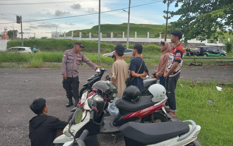 Personel Teluk 01 Berikan Imbauan Kamtibmas kepada Pengunjung dan Para Remaja di Pantai Zakat