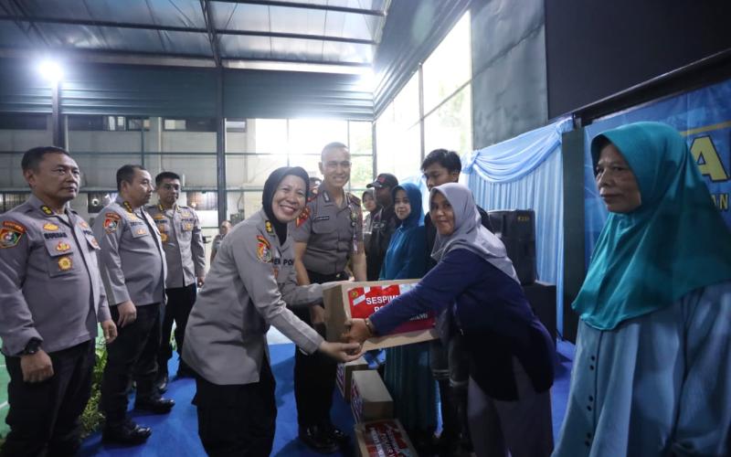 Sespimma Polri Angkatan 75 Pokjar V Gelar Bakti Sosial Bagikan Sembako Dan Santunan Anak Yatim Di Polres Sumedang