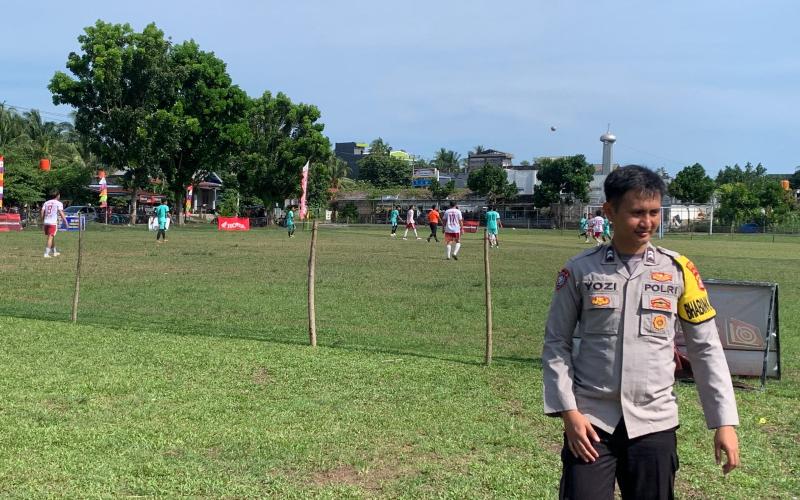 Suasana sore di Lapangan Affandi Rustam Klutum, Desa Pasar Pino, Kecamatan Pino Raya