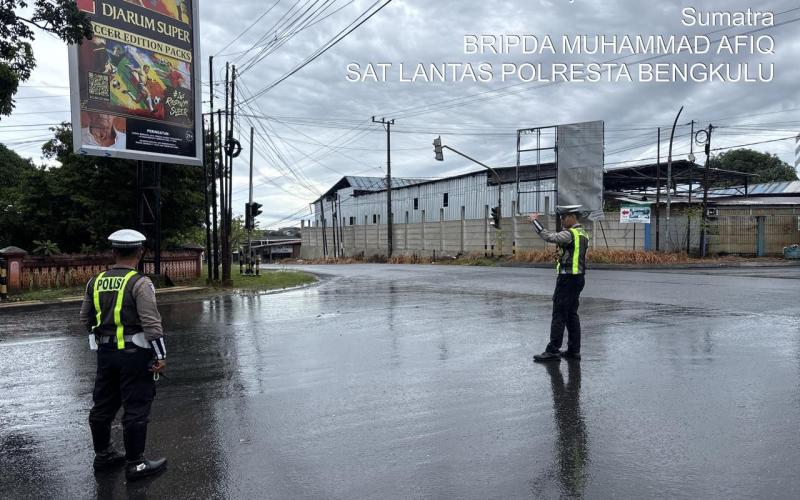 Satlantas Polresta Bengkulu Lakukan Pengaturan Arus Lalu Lintas di Simpang 4 Pantai Akibat Traffic Light Tidak Berfungsi