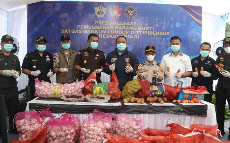 Bareskrim Polri Musnahkan Ribuan Kilogram Bawang Impor Ilegal dari Jalur Tikus Perbatasan Malaysia