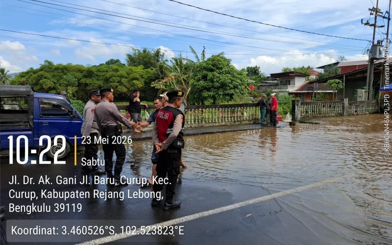 Curah Hujan Tinggi, Air Meluap hingga ke Badan Jalan di Jalur Curup–Lebong