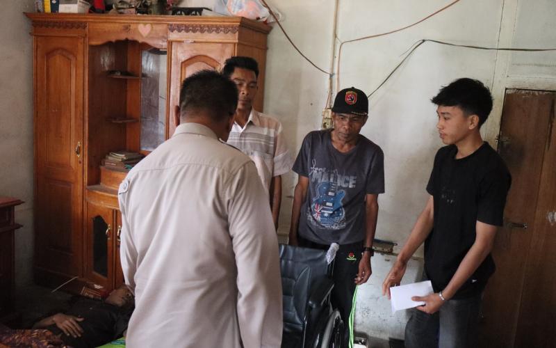 Kapolres Rejang Lebong Bantu Lansia Lumpuh di Kota Pagu Lama