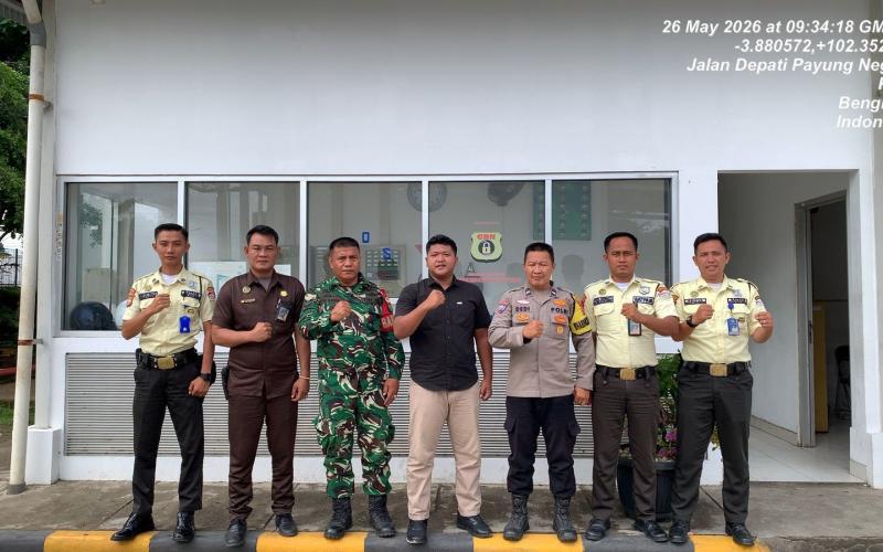 Bhabinkamtibmas Betungan Sambangi dan Pererat Komunikasi dengan Sekuriti Gudang Indomarco Prismatama