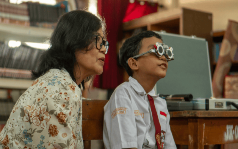 Dia Tak Bisa Melihat Tulisan di Papan Tulis, 1.720 Orang dalam Program #MelihatMasaDepan Memilih untuk Mengubah Itu