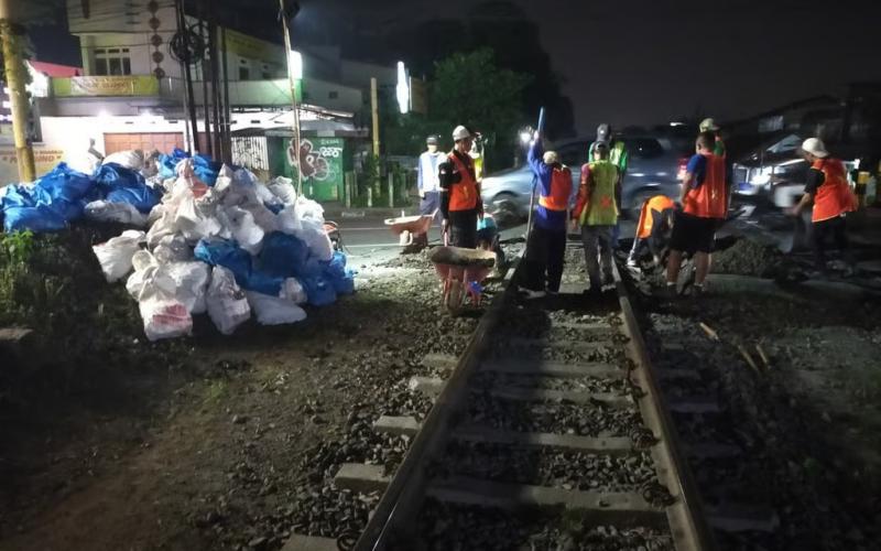 KAI Daop 2 Bandung Jalankan Komitmen Keselamatan Perjalanan KA di Perlintasan Sebidang