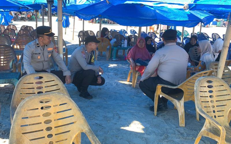 Personel Pos Pelayanan Pantai Zakat Intensifkan Patroli dan Himbauan Kamtibmas kepada Pengunjung