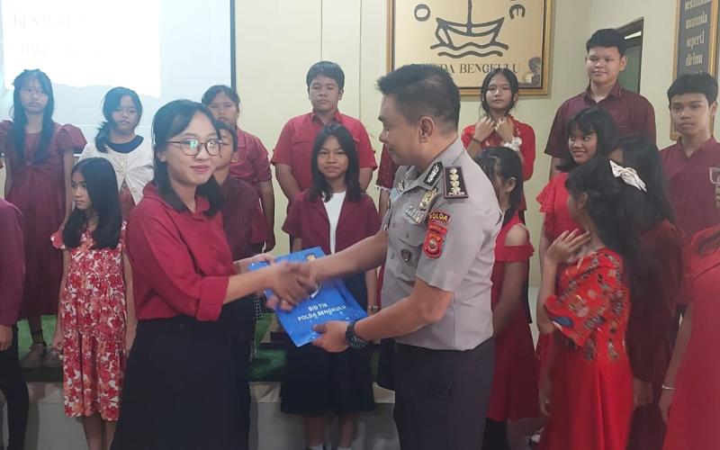 Dukung Generasi Muda Berprestasi, Polda Bengkulu Serahkan Tali Kasih kepada Rafflesia Chamber Singers Kids and Teens