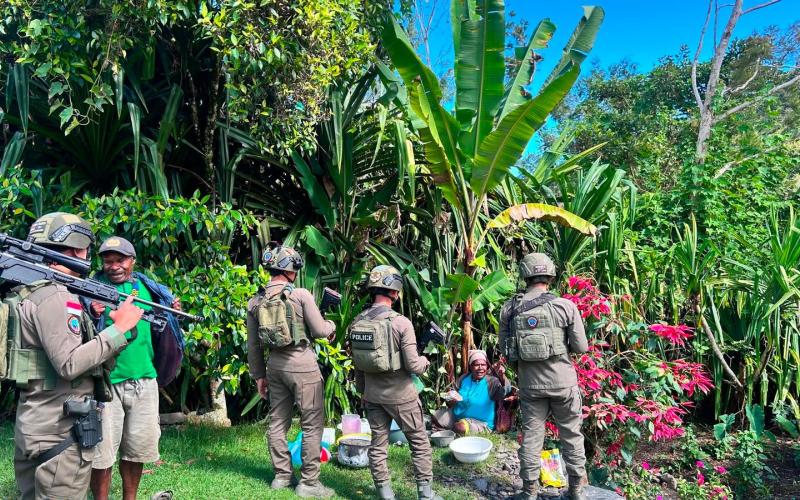 Patroli Humanis Satgas Damai Cartenz Hadirkan Rasa Aman bagi Warga
