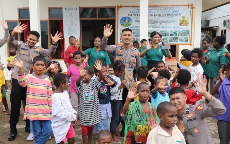 Satgas Ops Damai Cartenz Pererat Kedekatan dengan Masyarakat Lewat Bakti Sosial