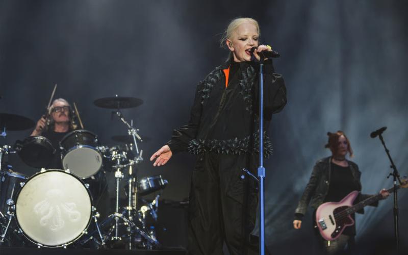 Dari Perkampungan Urban Jakarta Mendunia: Ikon Rock Legendaris Shirley Manson (Garbage) Kenakan Label Fashion Berkesadaran Asal Indonesia, Fuguku, di Atas Panggung