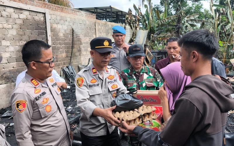  Kapolsek Padang Ulak Tanding Salurkan Bantuan untuk Korban Kebakaran Rumah