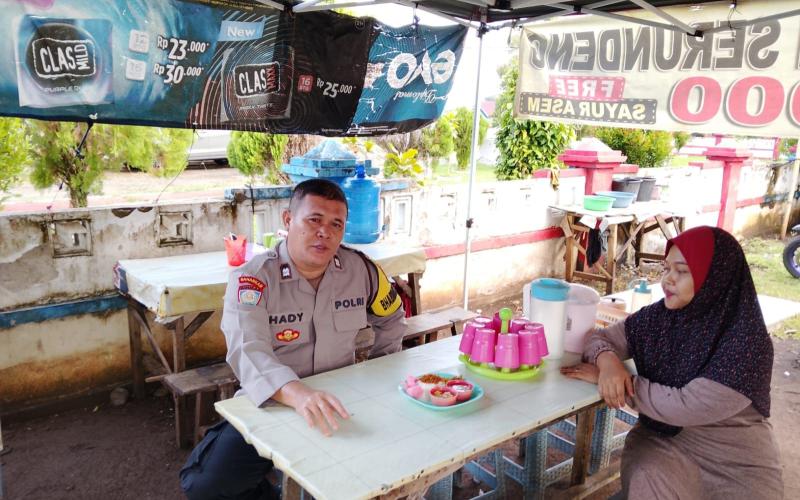  Aiptu Al Hady Firmansyah melaksanakan kegiatan sambang dengan metode Door to Door System (DDS) dan tatap muka kepada warga