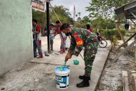 Wujudkan Sinergitas Wilayah, Babinsa Bantu Pengecatan Kantor Desa