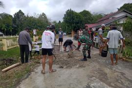 Tumbuhkan Semangat Gotong Royong, Babinsa Koramil 1206-05/Embaloh Hulu Bantu Warga Timbun Jalan Berlubang