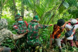 Cegah Aliran Listrik Dan Air Bersih Babinsa Bersama Warga Bersihkan Ranting Pohon 