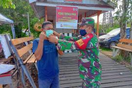 Babinsa Melaksanakan Kegiatan PPKM Dan Pembagian Masker 