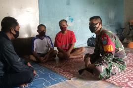 Babinsa Melaksanakan Anjangsana dan Sosialisasi Tentang Protokol Kesehatan Di Desa Binaannya