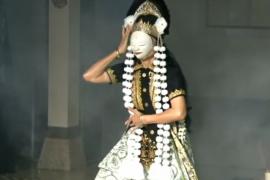 Maestro topeng Indonesia asal Indramayu Wangi Indria saat tampil pada IMF 2021