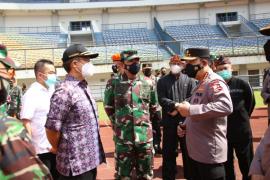 Panglima TNI Marsekal Hadi Tjahjanto dan Kapolri Jenderal Listyo Sigit Prabowo dan Menteri Kesehtan Budi Gunadi Sadikin meninjau vaksinasi di Stadion Gelora Bandung Lautan Api