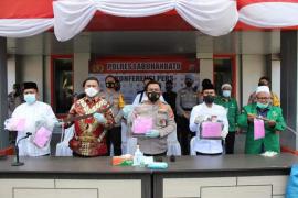 Kapoldasu Gelar Konfrensi Pers Di Mapolres Labuhanbatu Terkait Pembacokan Ketua MUI Labura Open configuration options