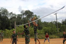 Jaga Kebugaran Tubuh, Satgas TMMD ke 112 Lakukan Olahraga Bersama Warga