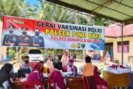 Vaksinasi Mobile Polres Bengkulu Selatan Diserbu Siswa Sekolah
