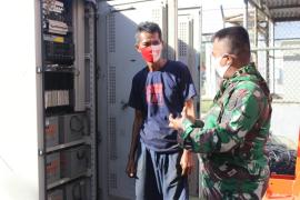 Internet Eror, Anggota Satgas TMMD Temui Mekanik Provider